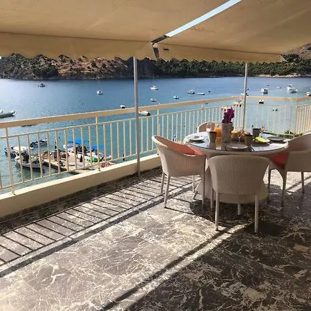 Mama Mia Apartment, Beachfront Apartament